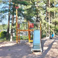 Kiipeilyteline liukumäellä ja kiipeilyteline.