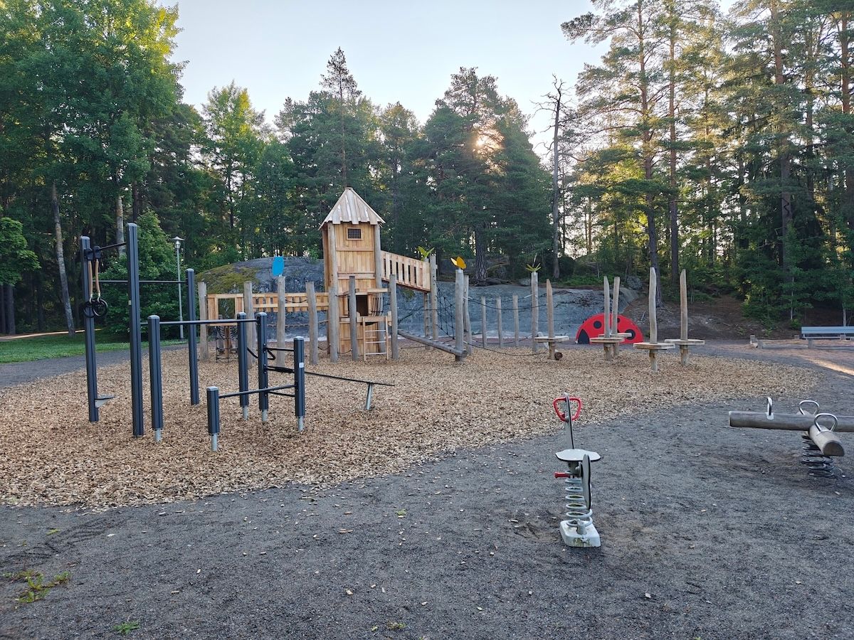 Kaksi jousivälinettä ja pieni leppäkerttuteemainen liukumäki.
