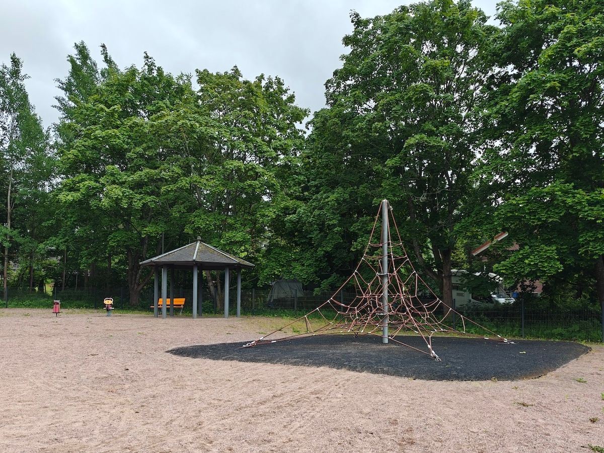 Katos ja verkkomainen, korkea kiipeilyteline.