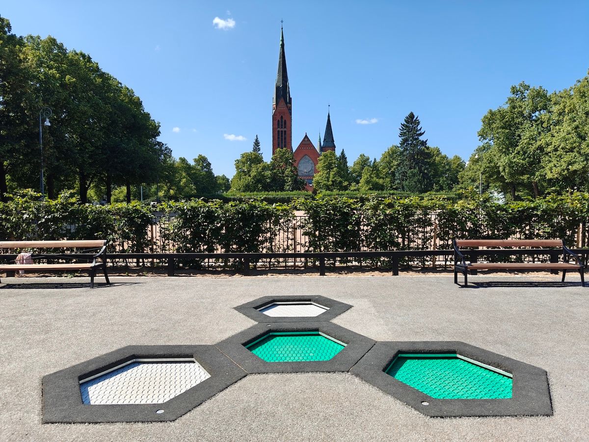 Trampoliinit. Taustalla Mikaelinkirkko.