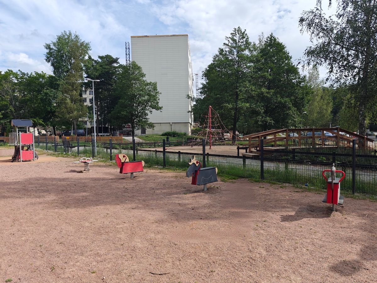 Jousivälineitä ja pieni liukumäki.