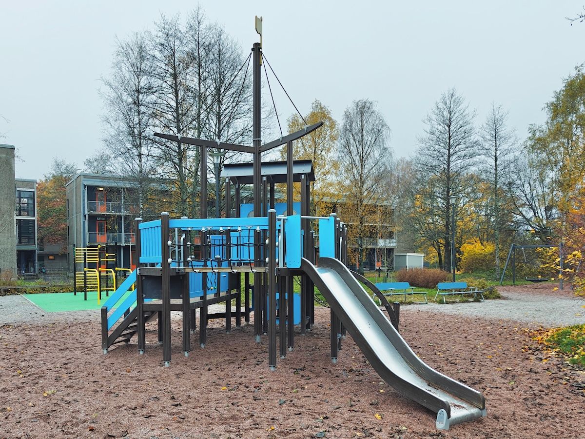 Iso laivateemainen kiipeilyteline, jossa myös liukumäki.