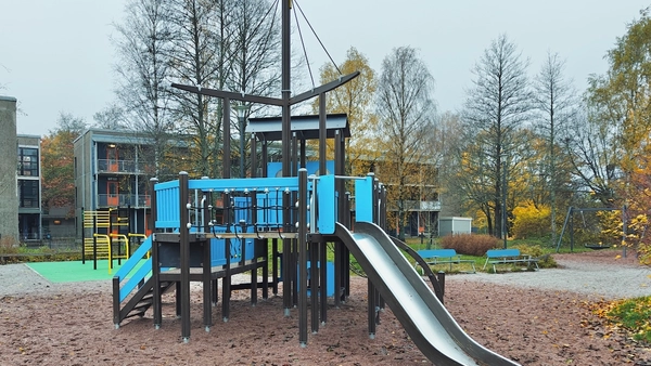 Iso laivateemainen kiipeilyteline, jossa myös liukumäki.