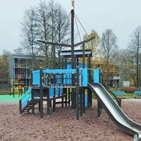 Iso laivateemainen kiipeilyteline, jossa myös liukumäki.