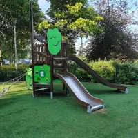 Muumiteemainen kiipeilyteline, jossa kiipeilyverkko sekä kaksi liukumäkeä.