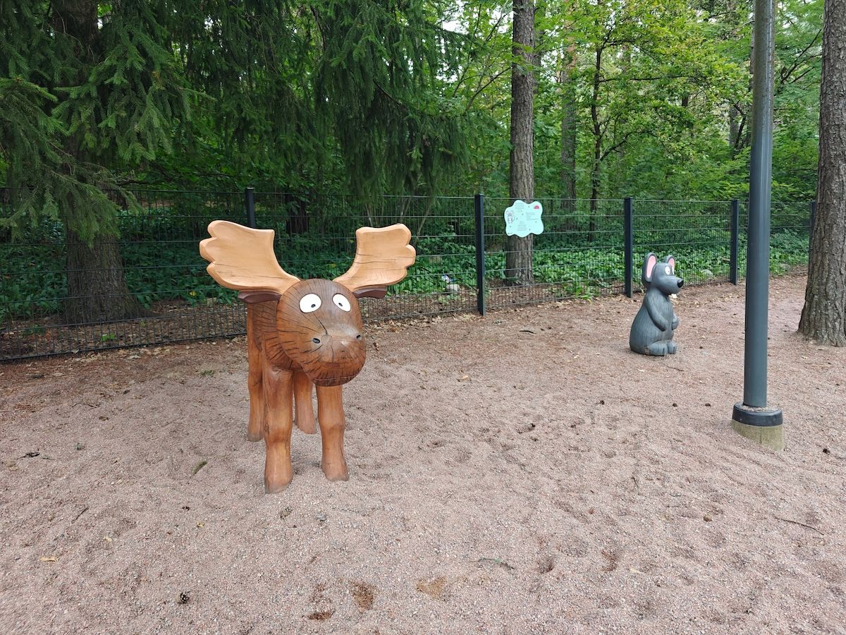 Puiston eläinpatsaita, hirvi ja hiiri.