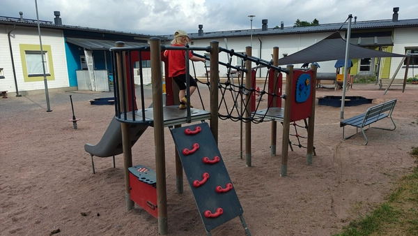 Kiipeilyteline liukumäellä.