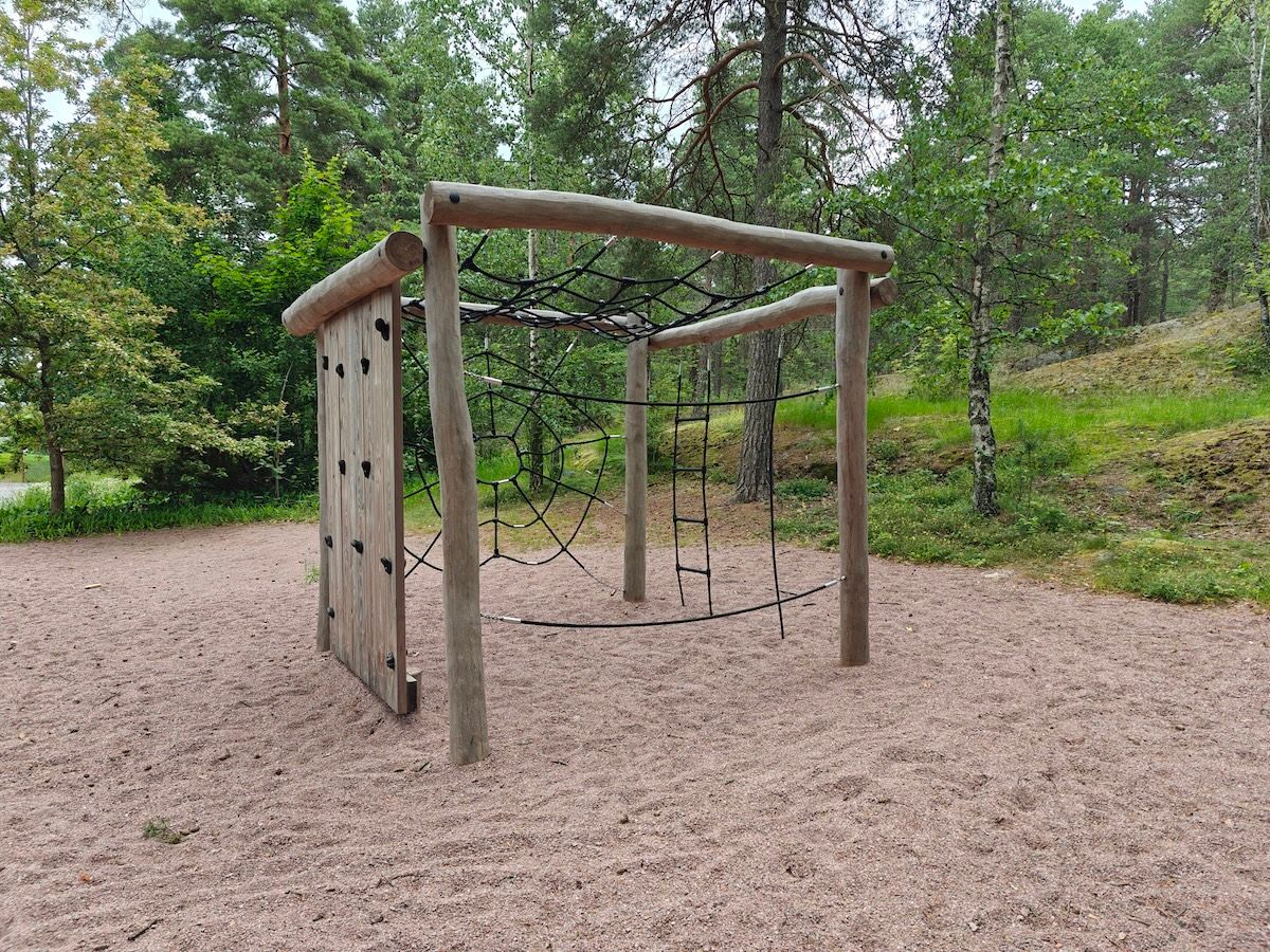 Kiipeilyteline, jossa erilaisia verkkoelementtejä ja kiipeilyseinä.