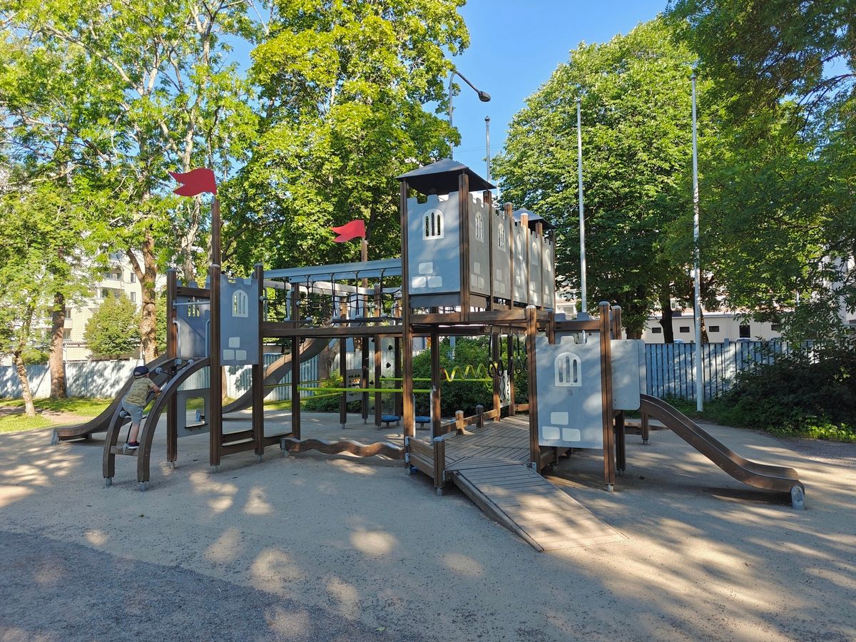Linnateemainen kiipeilyteline.