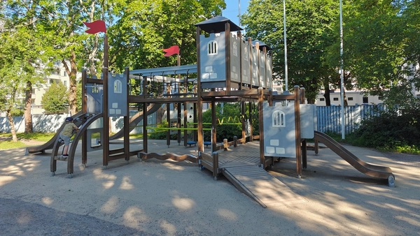 Linnateemainen kiipeilyteline.