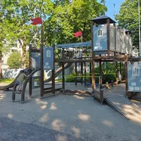 Linnateemainen kiipeilyteline.