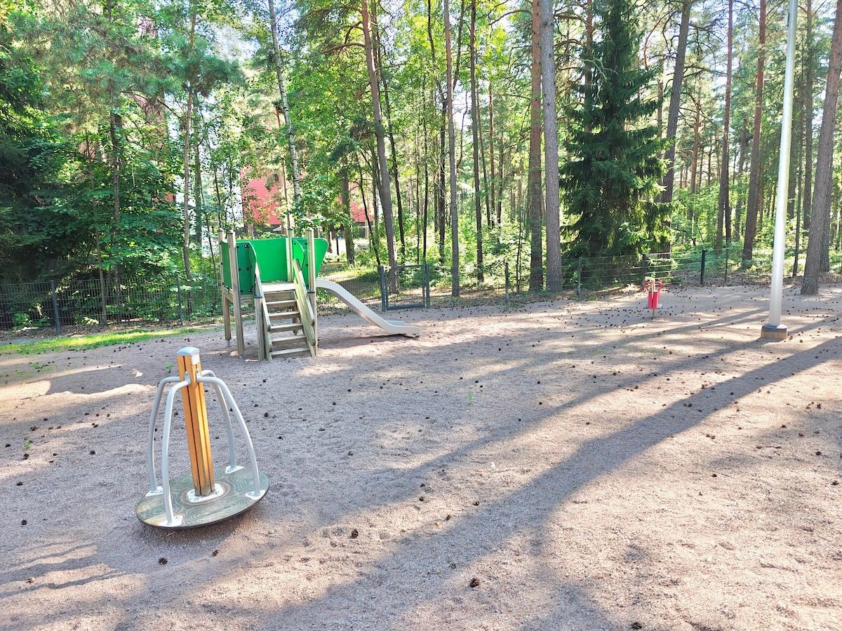 Karuselli ja liukumäki.