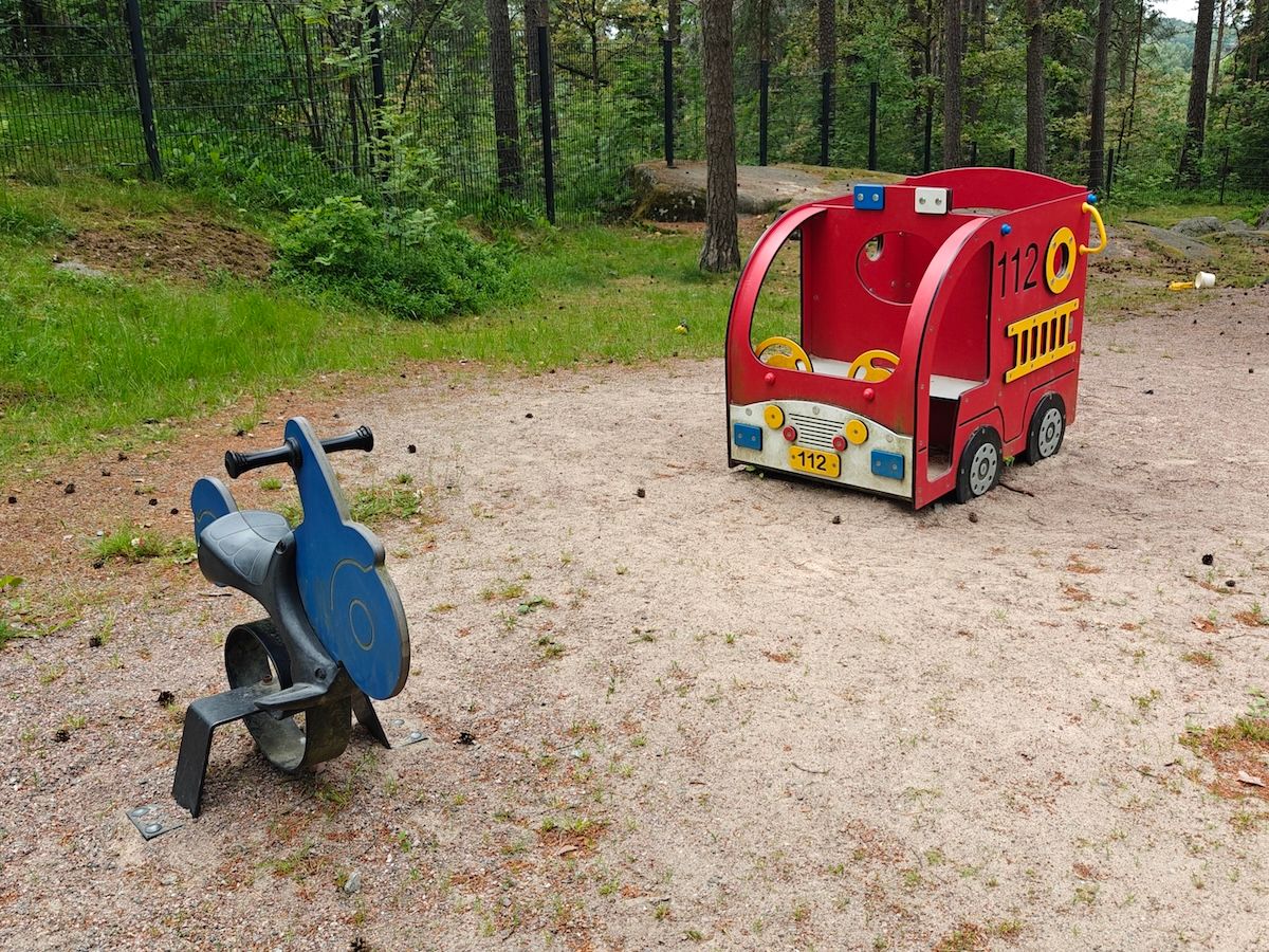 Jousiväline ja paloauton muotoinen leikkiväline.