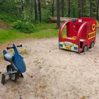 Jousiväline ja paloauton muotoinen leikkiväline.