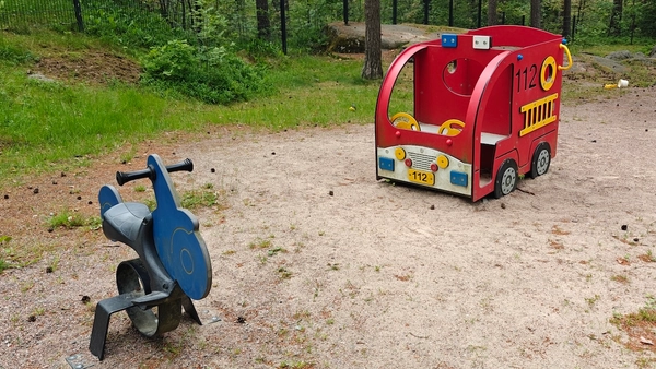 Jousiväline ja paloauton muotoinen leikkiväline.