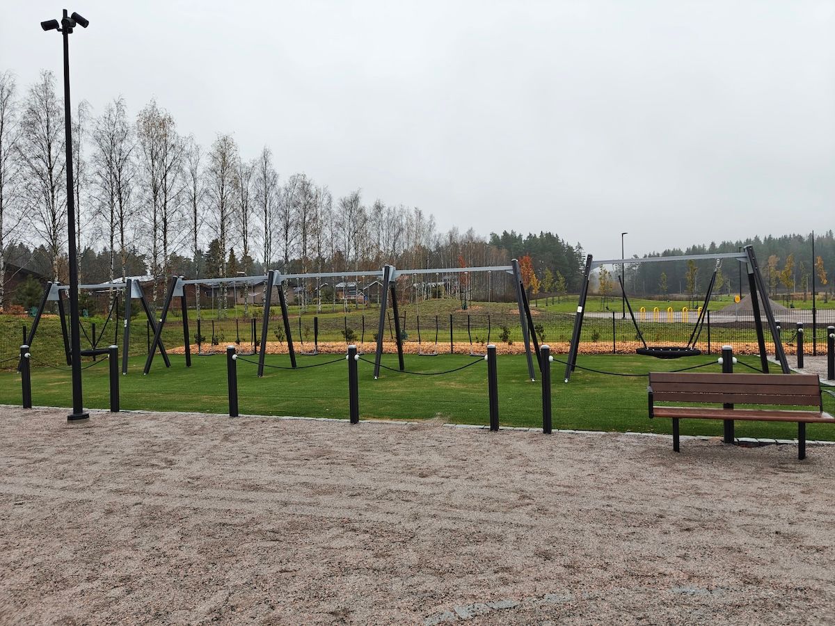 Kaksi hämähäkkikeinua ja useampi lautakeinu.