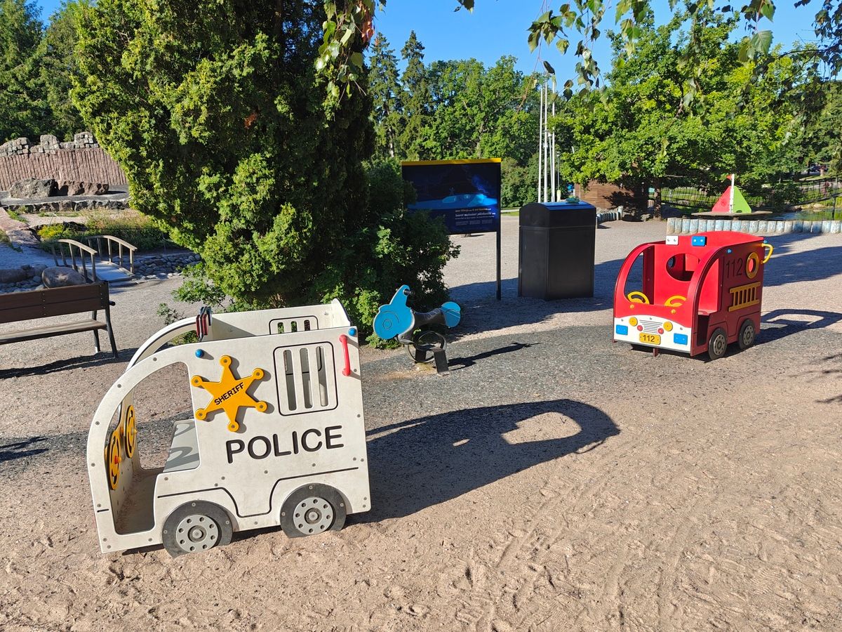 Poliisiauto, paloauto ja jousivälineitä.