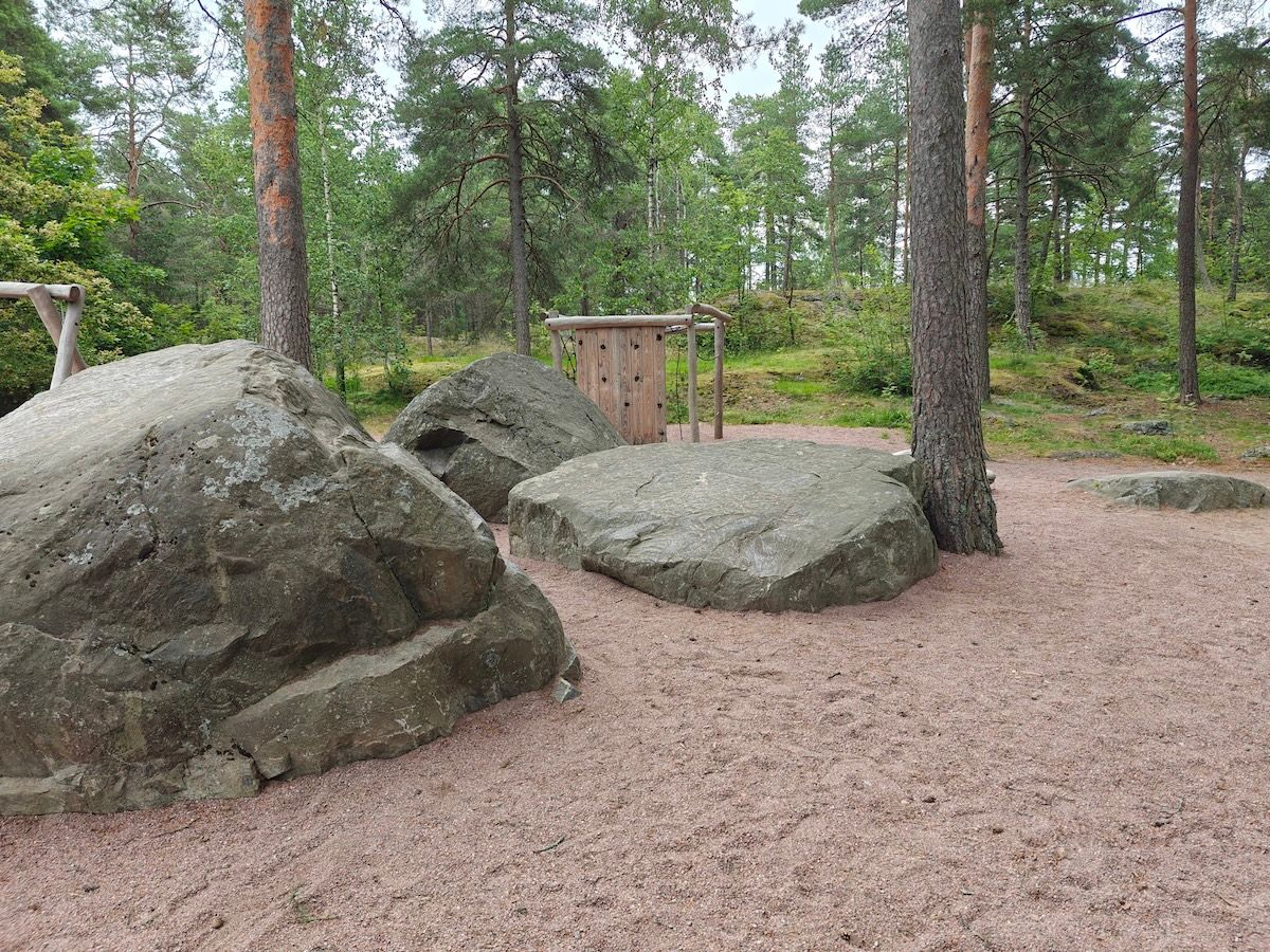 Isoja kivenlohkareita.