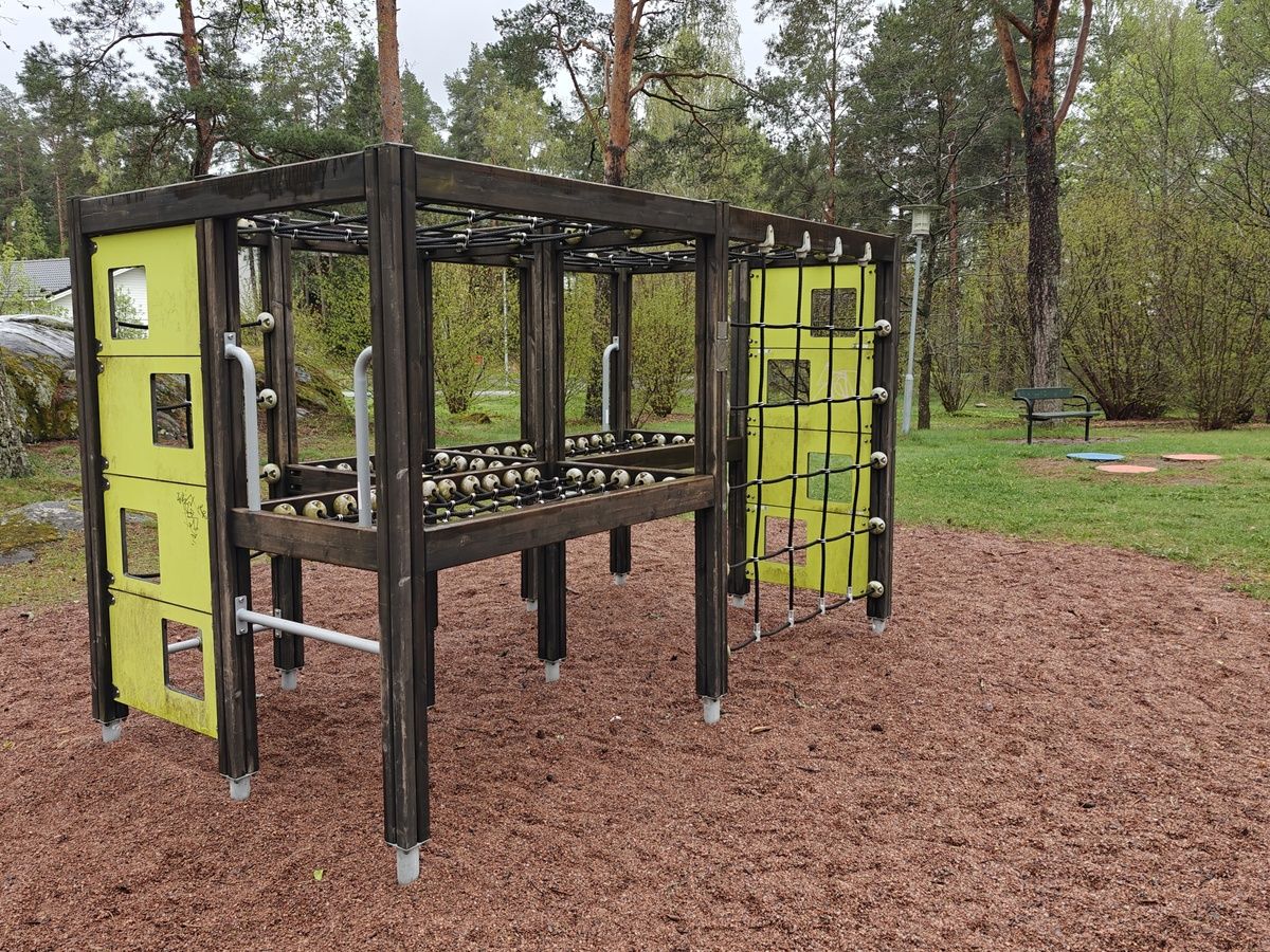 Kiipeilyteline, jossa kiipeiltävää myös vähän isommille lapsille.