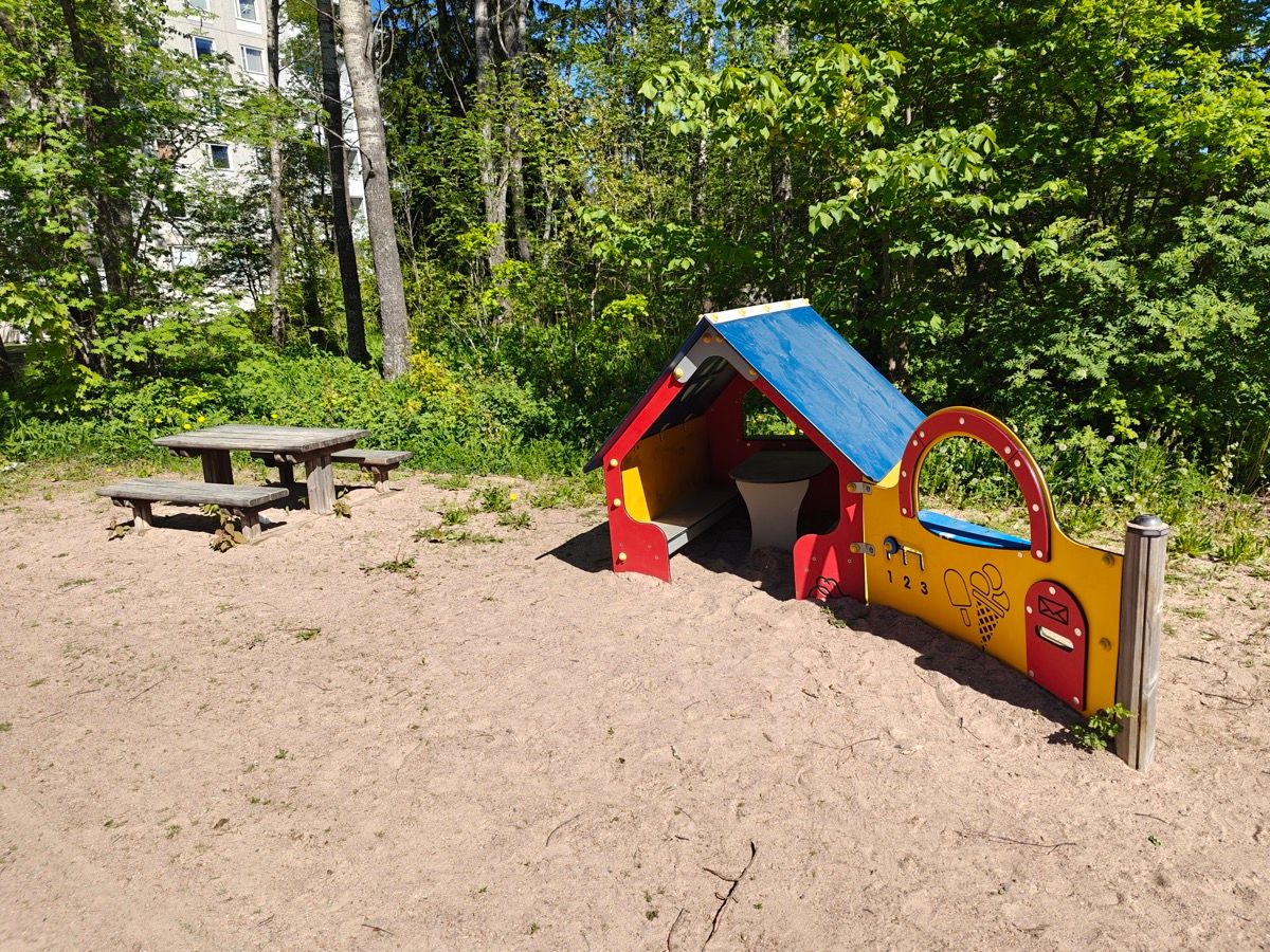Jäätelökioski ja pöytäryhmä.