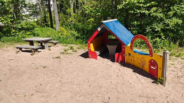 Jäätelökioski ja pöytäryhmä.