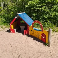 Jäätelökioski ja pöytäryhmä.