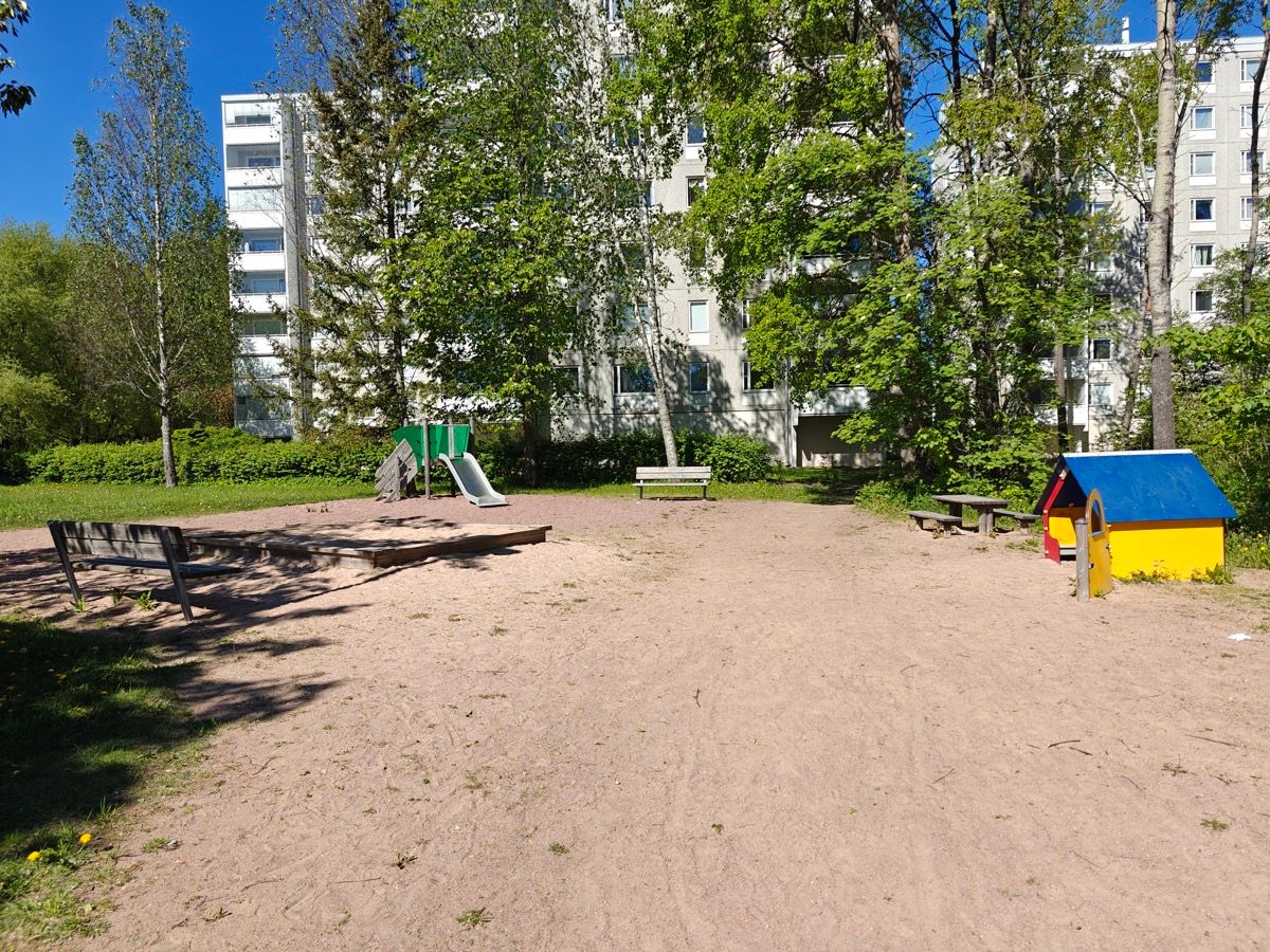Liukumäki, hiekkalaatikko ja jäätelökioski.
