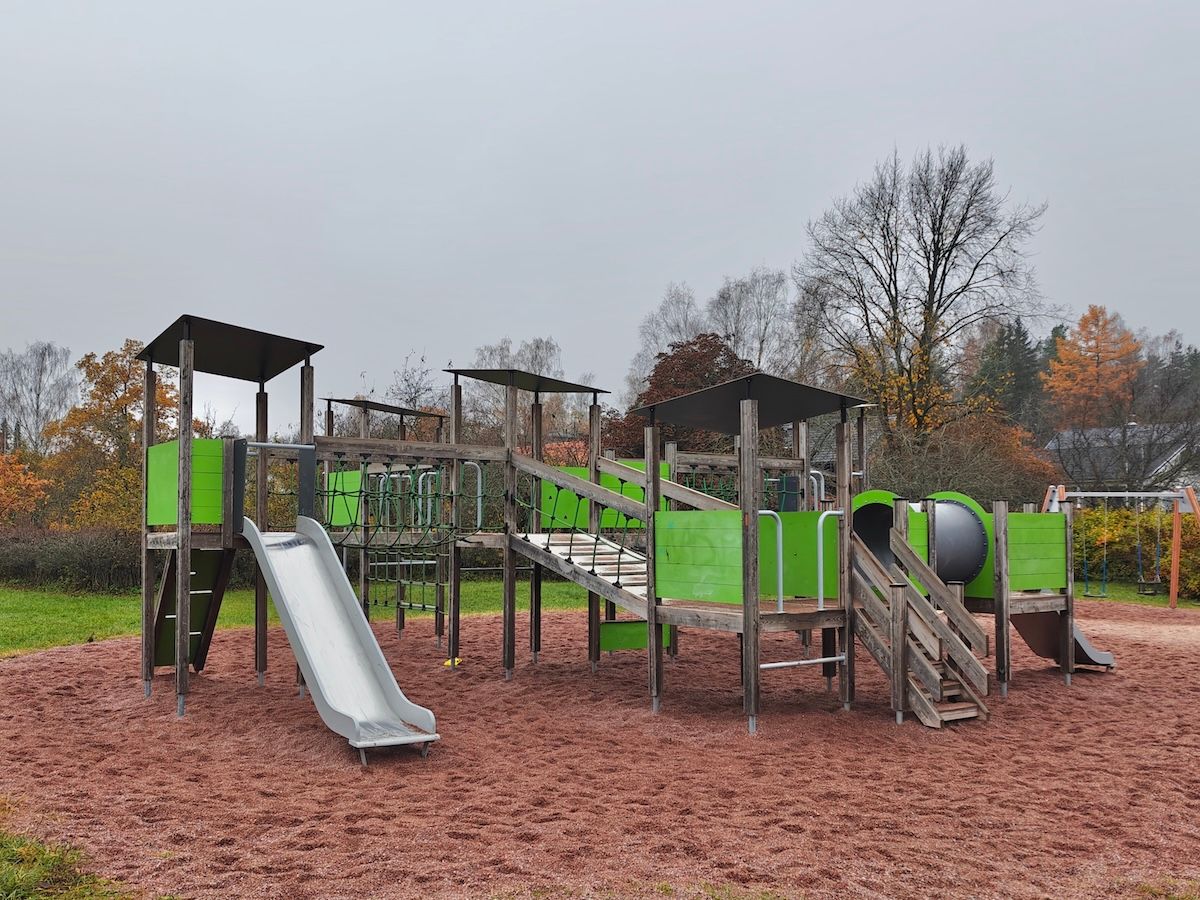 Iso kiipeilyteline, jossa kolme liukumäkeä.