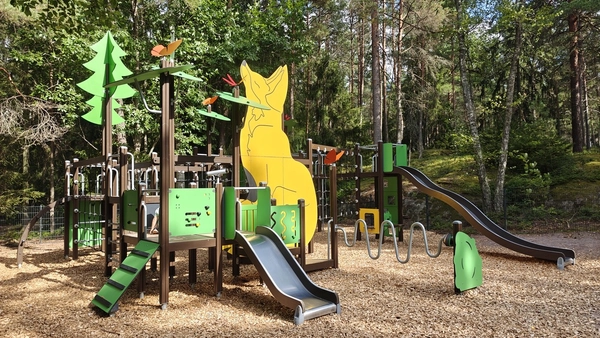 Suuri kiipeilyteline, jossa paljon kiipeiltävää ja kaksi liukumäkeä.