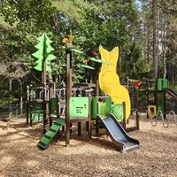 Suuri kiipeilyteline, jossa paljon kiipeiltävää ja kaksi liukumäkeä.