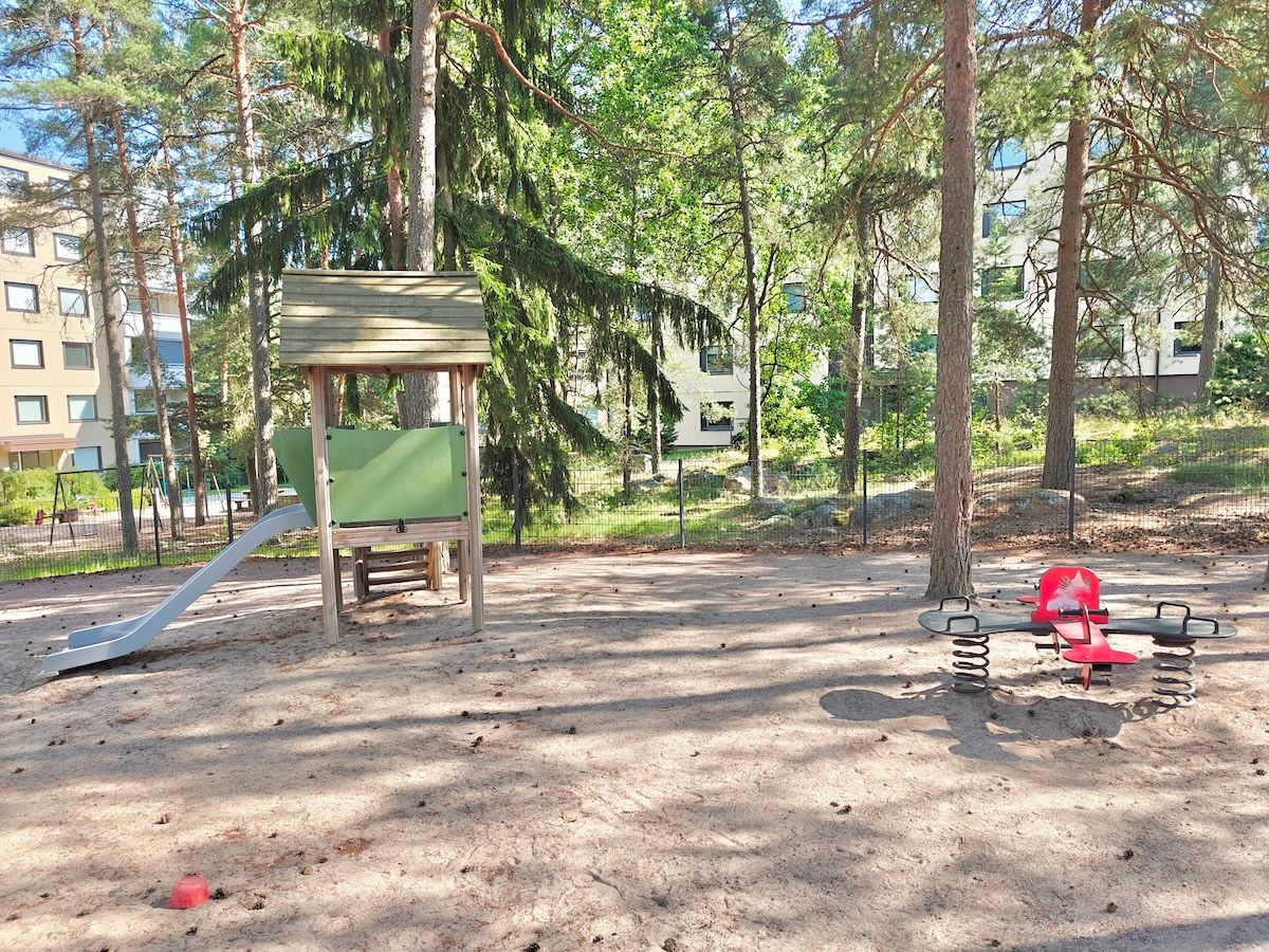 Liukumäki ja neljän keinuttava jousiväline.