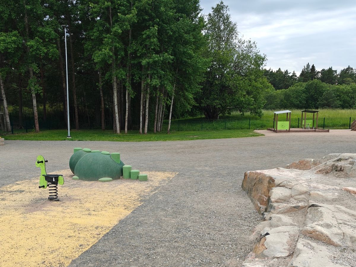 Jousiväline ja dinosauruksen muotoinen askellusväline.