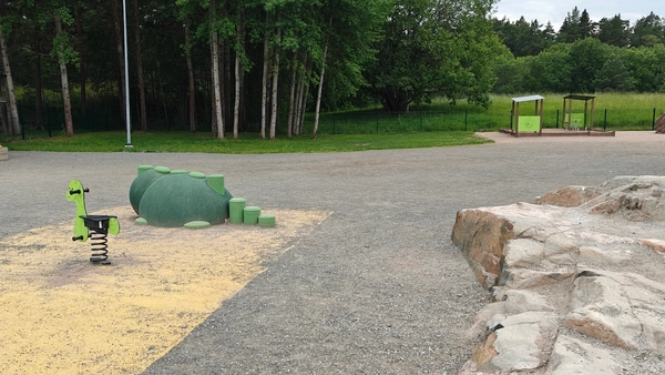 Jousiväline ja dinosauruksen muotoinen askellusväline.