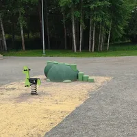 Jousiväline ja dinosauruksen muotoinen askellusväline.
