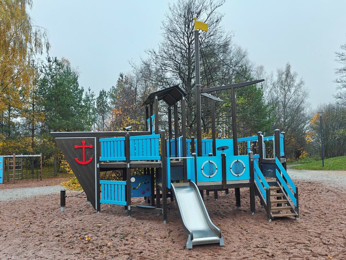 Laivateemainen kiipeilyteline ja sen pienempi liukumäki.