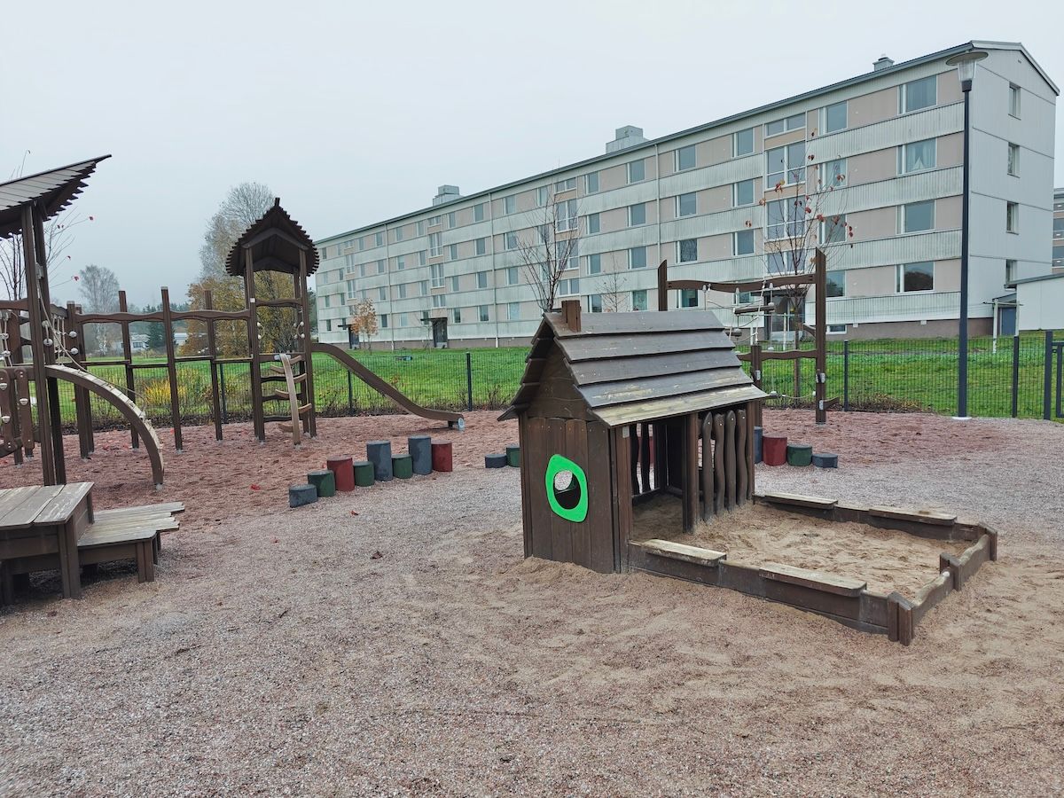 Hiekkalaatikko pienellä mökillä.