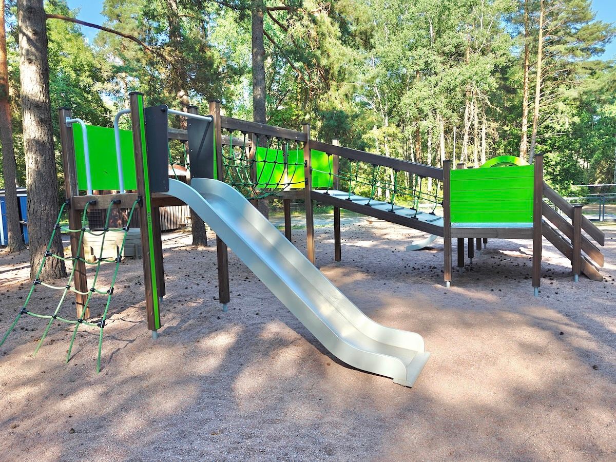 Kiipeilyteline ja isompi liukumäki.