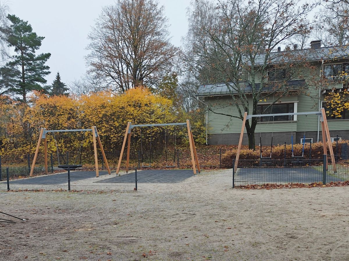 Vauvakeinut, lautakeinut ja hämähäkkikeinu.