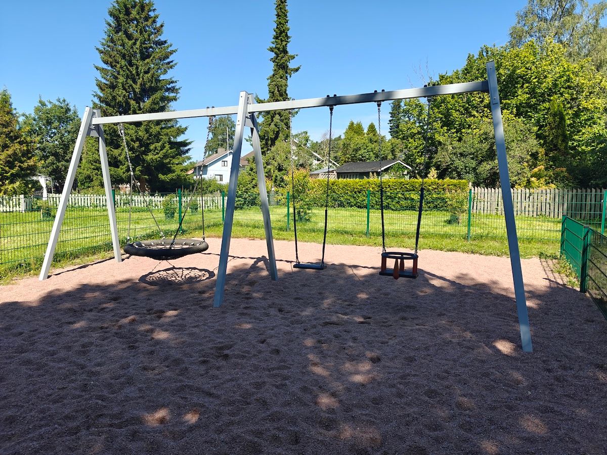 Hämähäkkikeinu, lautakeinu ja vauvakeinu.