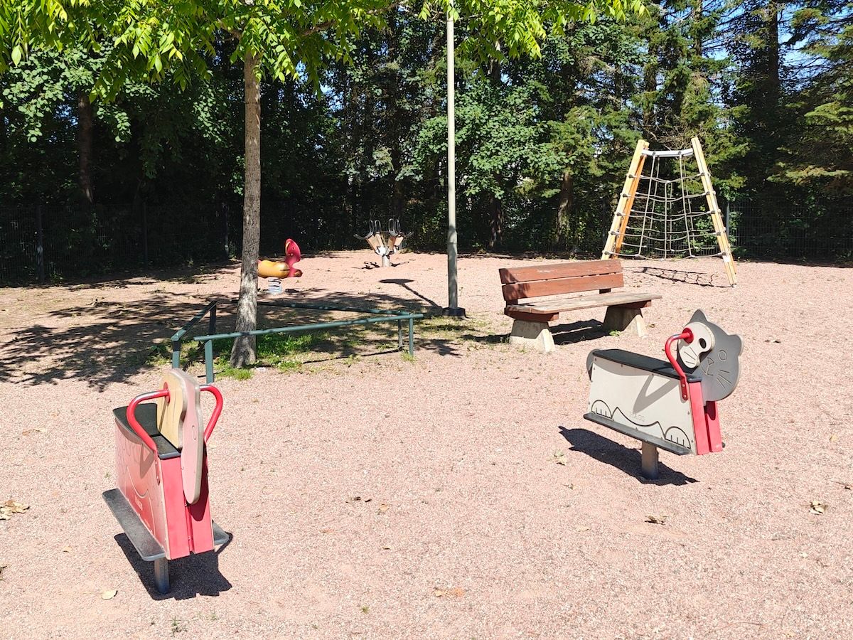 Jousivälineitä ja kiipeilyteline.