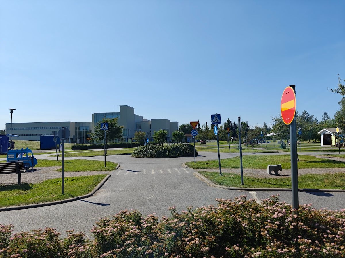 Liikennemerkkejä liikennepuistossa.