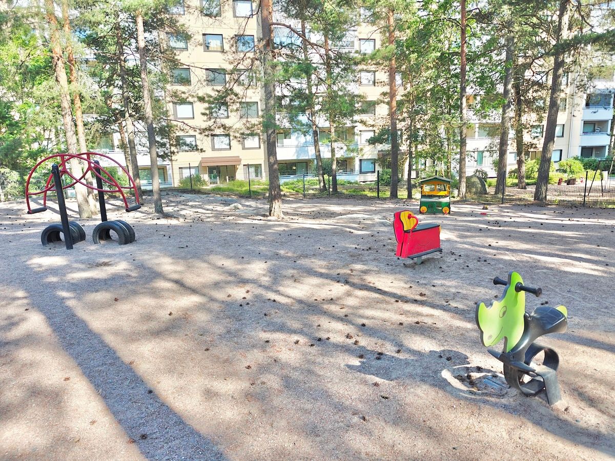Jousivälineitä ja kiikku.