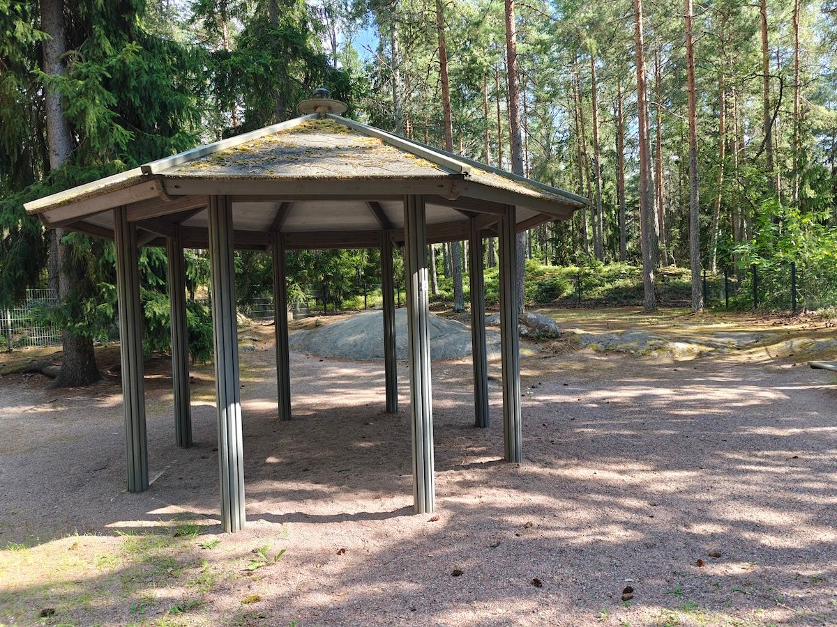 Katos ja taustalla metsää.