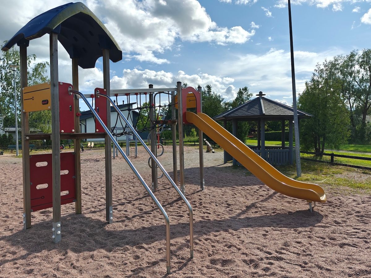 Kiipeilyteline liukumäellä.