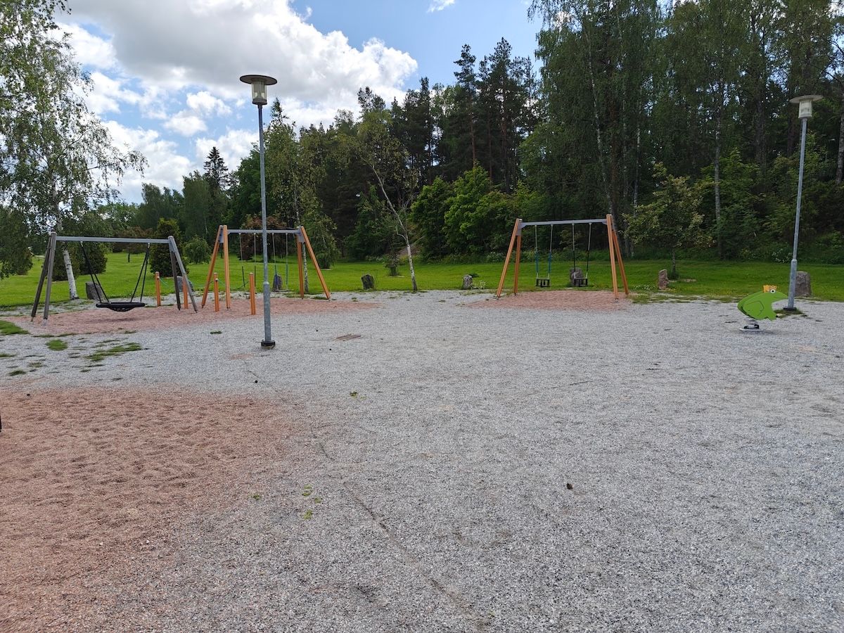 Hämähäkkikeinu, kaksi lautakeinua, kaksi vauvakeinua ja jousiväline.