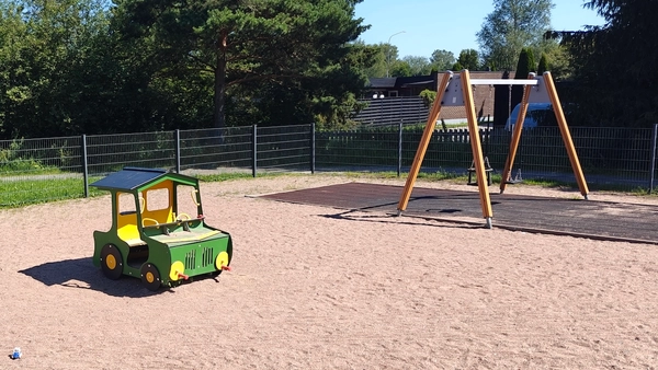 Autonmuotoinen leikkiteline, vauvakeinu ja lautakeinu.