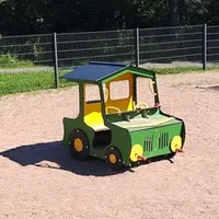 Autonmuotoinen leikkiteline, vauvakeinu ja lautakeinu.