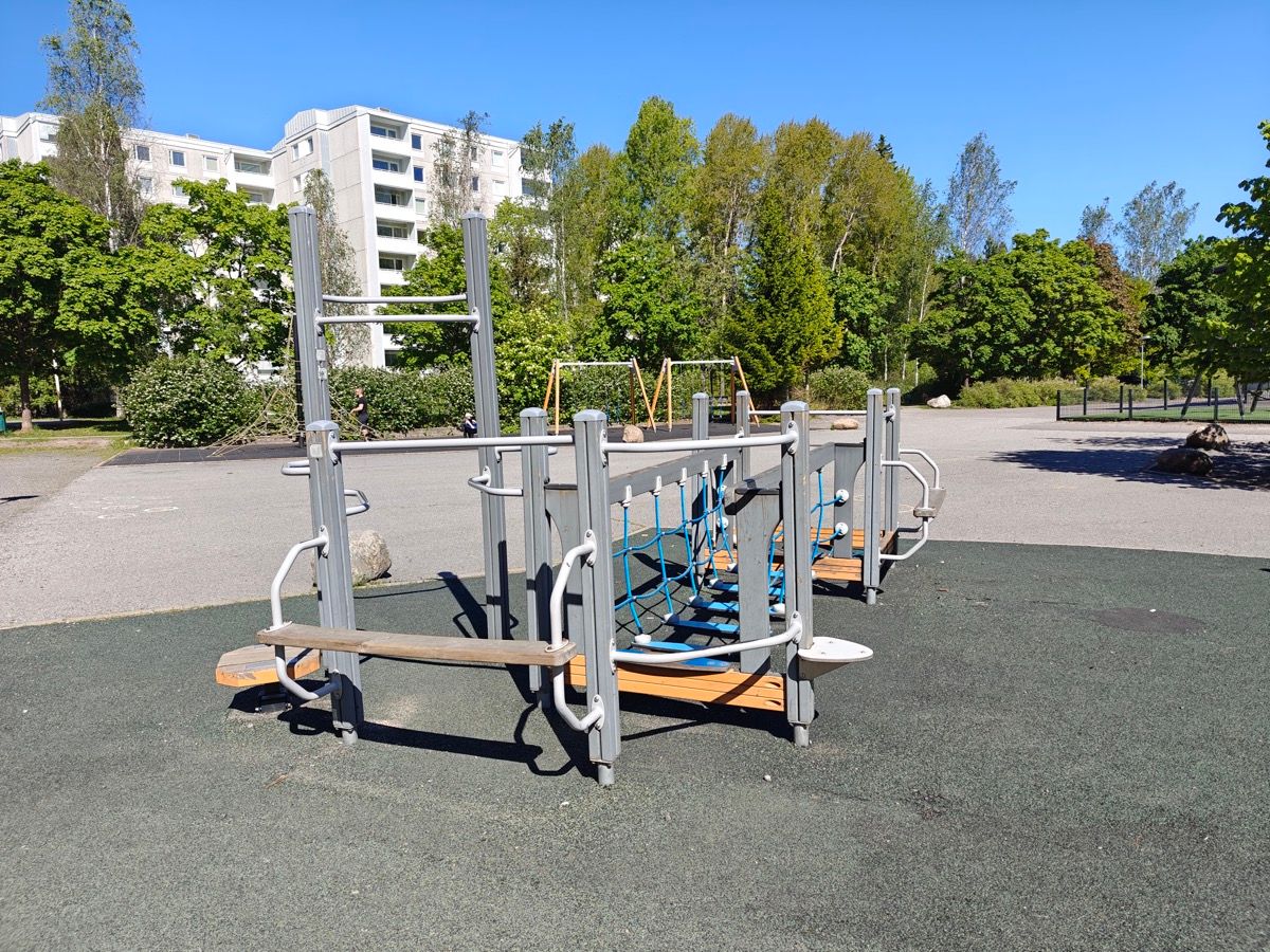 Kiipeilyteline, jossa pääsee myös tasapainoilemaan.