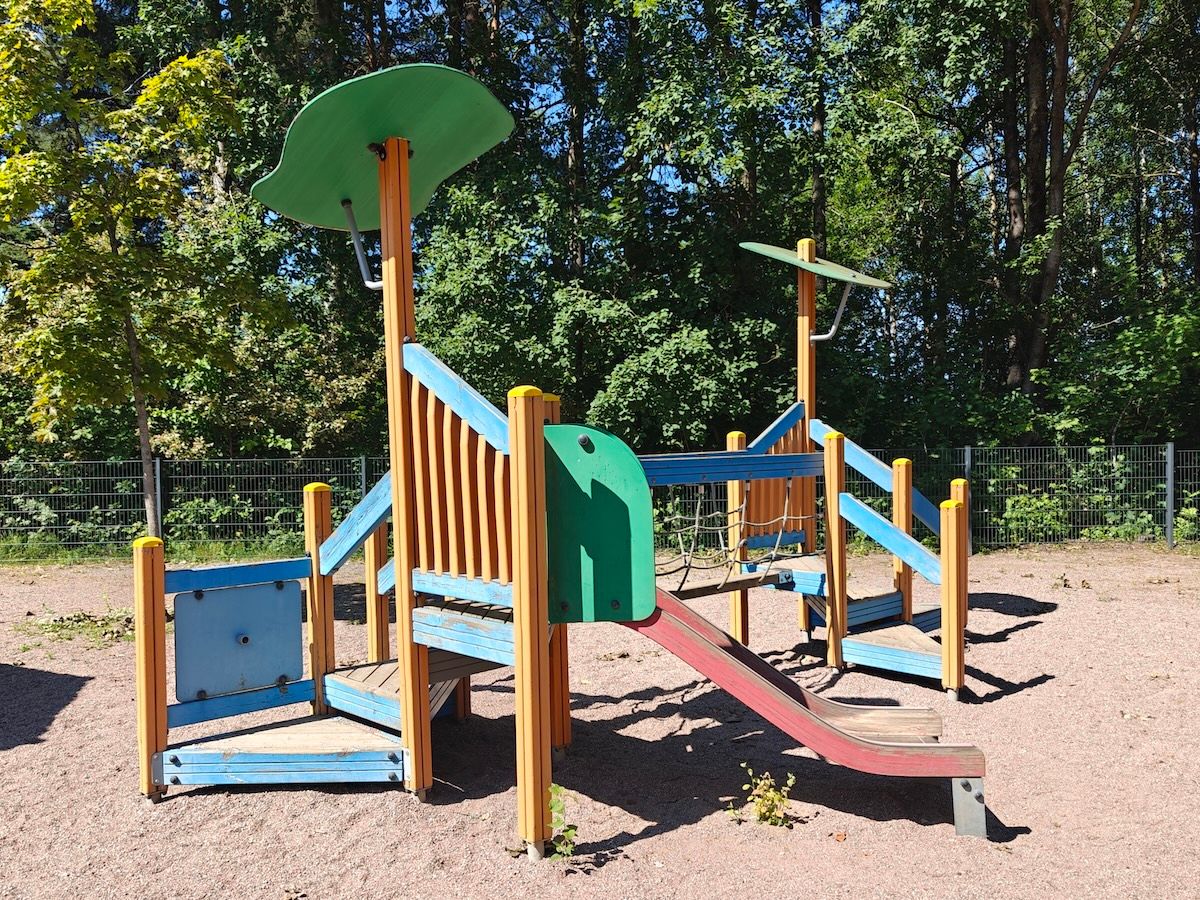 Pienemmillekin sopiva kiipeilyteline liukumäellä.