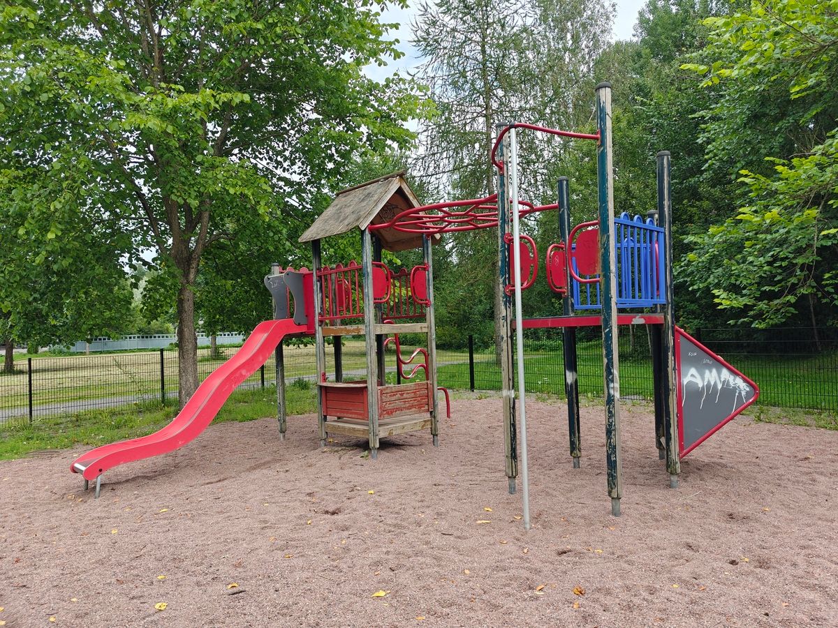 Iso kiipeilyteline liukumäellä.